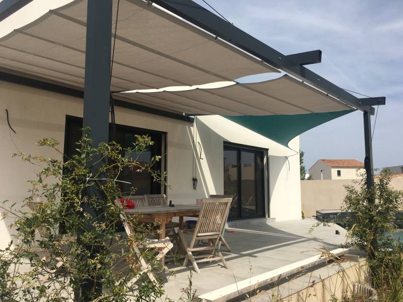 Création d'une toile coulissante sur une structure de pergola en alu pour un particulier sur la Cote Bleue à La Couronne